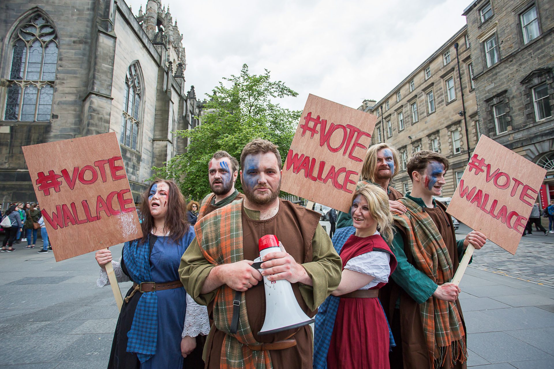 Edinburgh Dungeons Vote Wallace Demonstrators